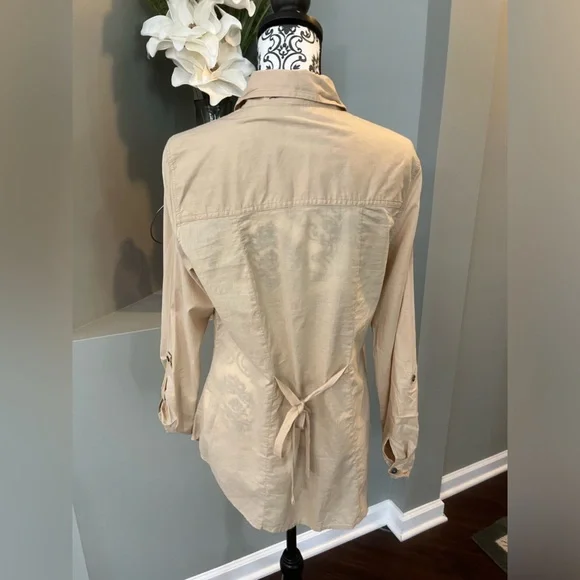 Nine West Jeans size medium tan button down shirt - Picture 8 of 9